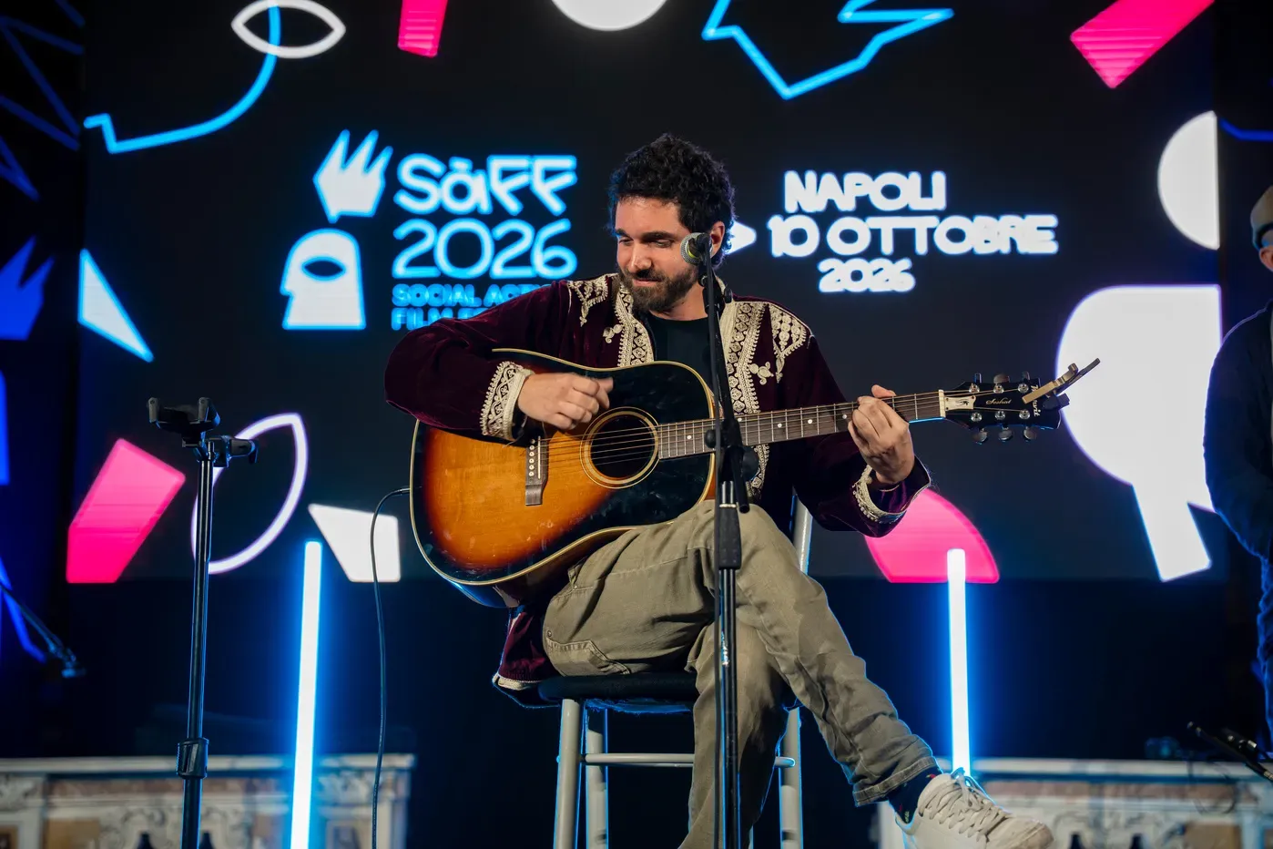 Un musicista con la chitarra sul palco del SàFF Closing Gala, il 10 ottobre.